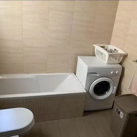 Bright With Balcony Private Bathroom Access Δωμάτια σε οικογενειακή κατοικία *
