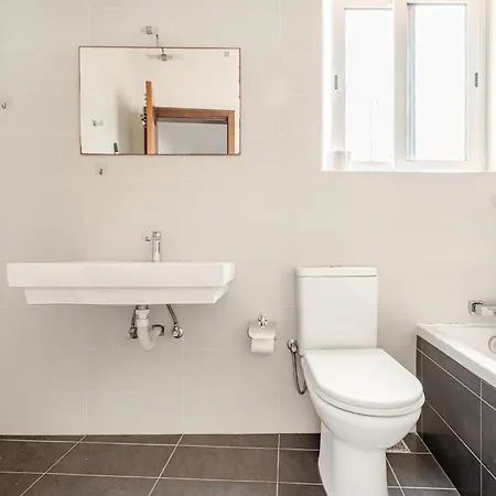 Gzr F32 Bright With Balcony Private Bathroom Access *