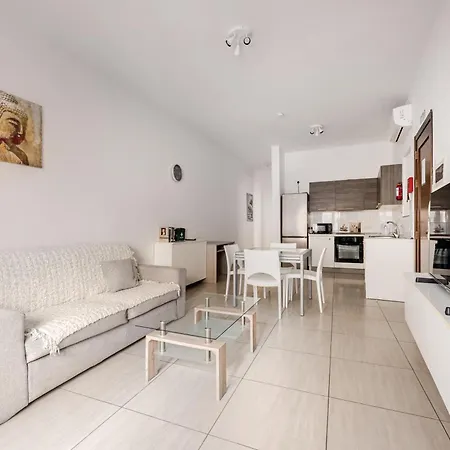 Gzr F32 Bright With Balcony Private Bathroom Access