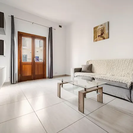 Gzr F32 Bright With Balcony Private Bathroom Access *