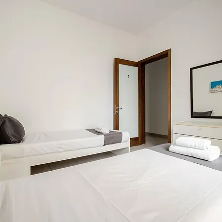 Gzr F32 Bright With Balcony Private Bathroom Access * Gzira