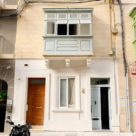 Gzr F32 Bright With Balcony Private Bathroom Access