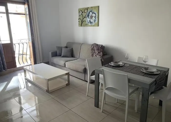 Bright With Balcony Private Bathroom Access